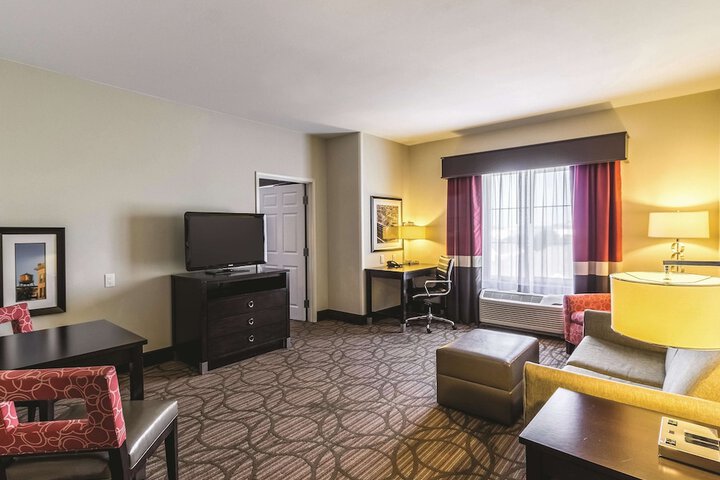 2 Queen Beds Accessible with Roll in Shower (7 of 11)