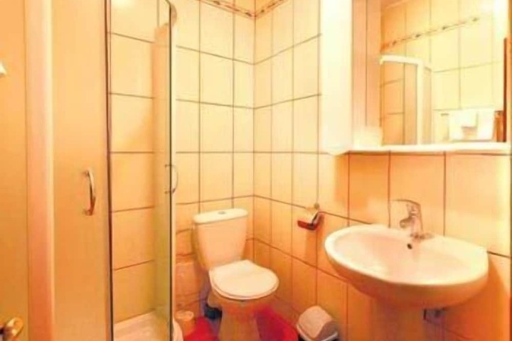 Room 9 of 11