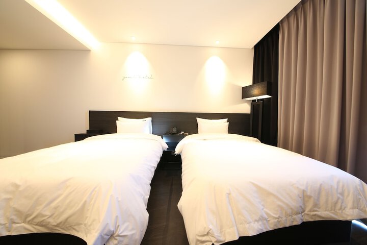 Room 33 of 117