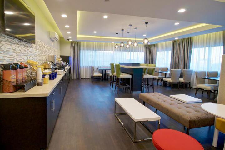 Lounge 6 of 51