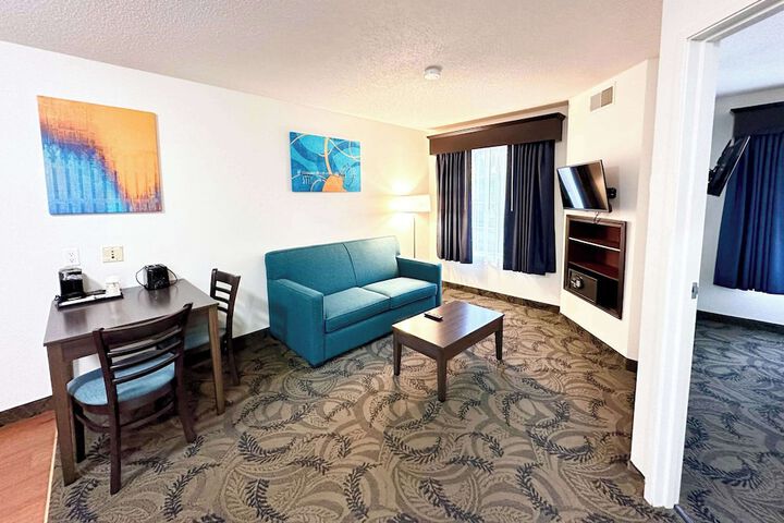 1 Queen Bed Efficiency Suite (44 of 54)