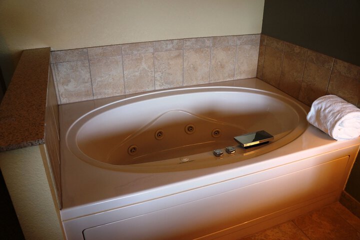 1 King Bed Accessible (31 of 32)