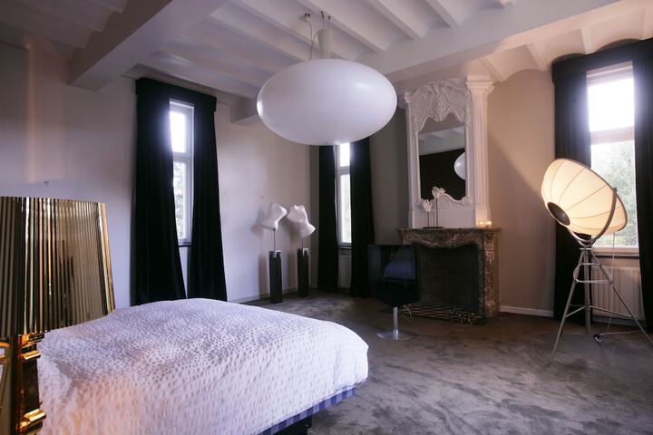 Room 3 of 214