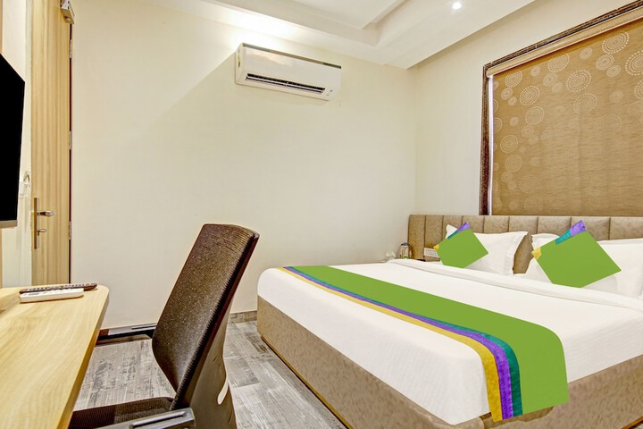 Room 10 of 28