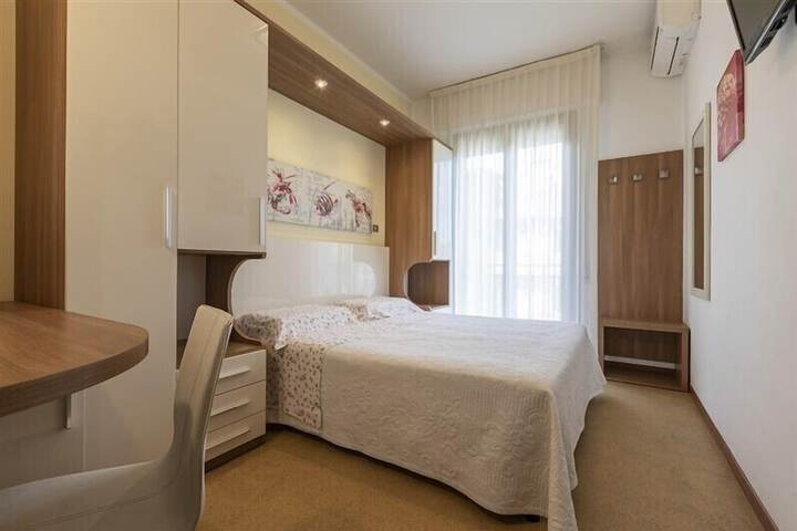 Room 2 of 135