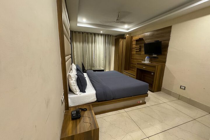 Room 6 of 9