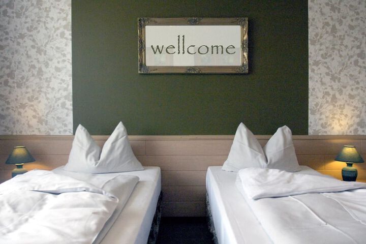 Room 8 of 33
