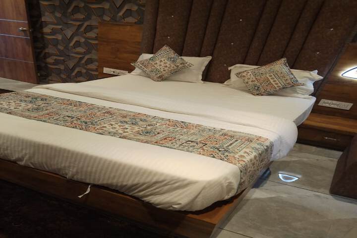 Room 10 of 29