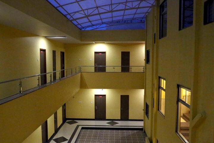 Exterior of Hotel Varenya Inn