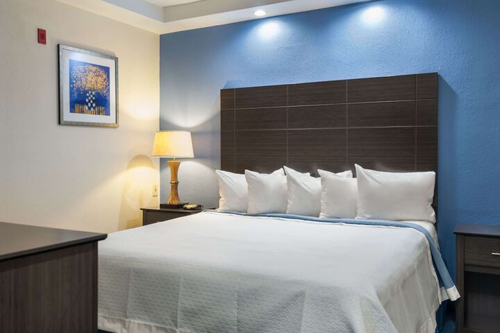 1 King Bed (4 of 10)