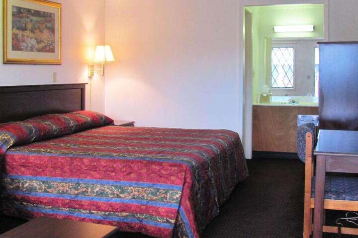 1 King Bed (4 of 5)