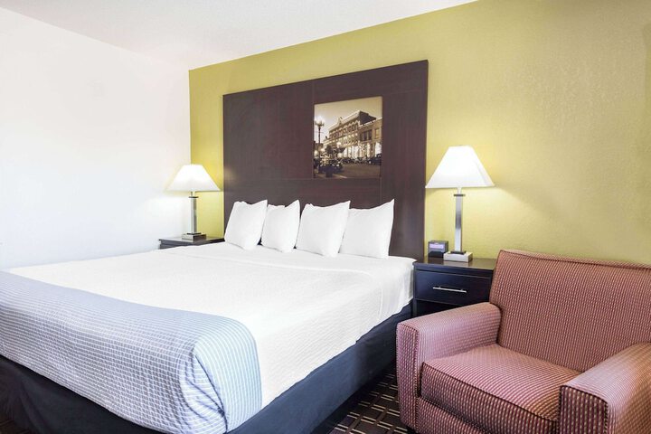 1 King Bed (18 of 19)