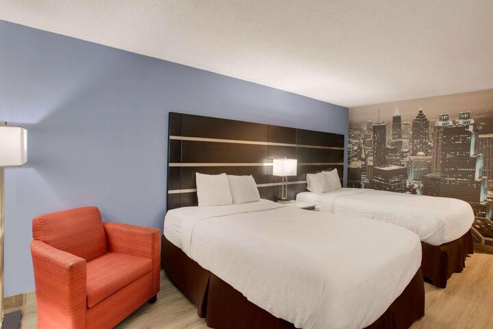 2 Queen Beds (9 of 11)