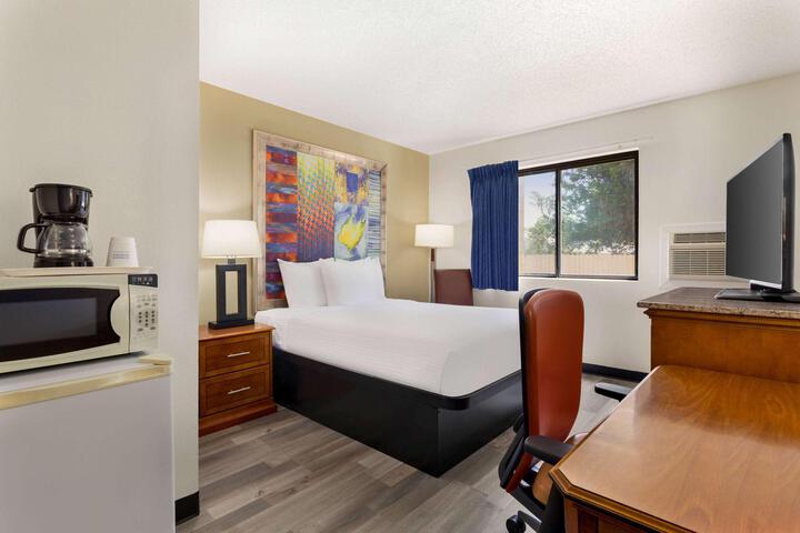 1 King Bed (11 of 11)