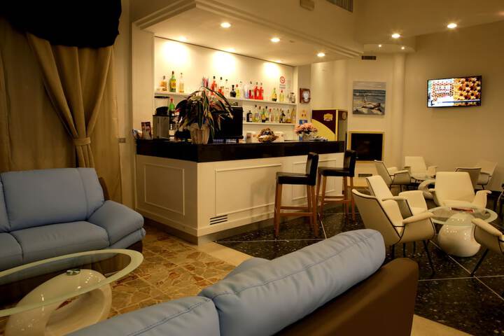Lounge 28 of 35