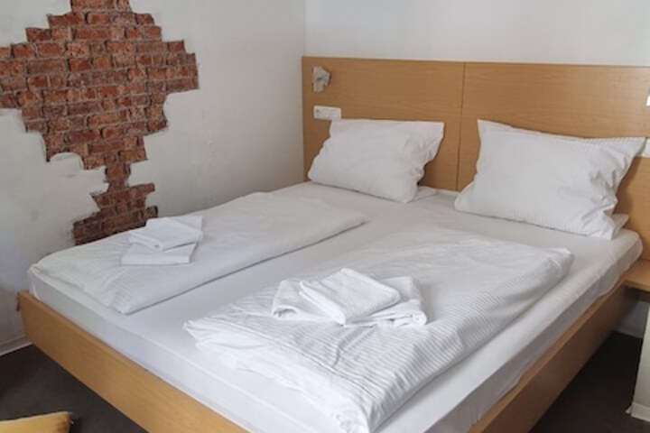 Room 6 of 16