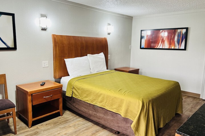 1 King Bed (16 of 19)