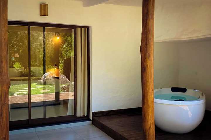 Deep soaking bathtub