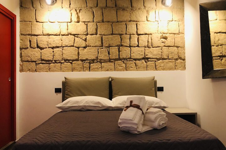 Room 4 of 99