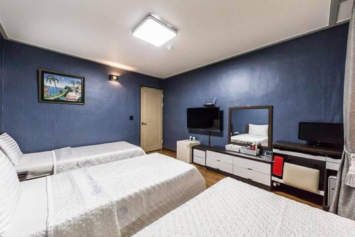 Room 33 of 52