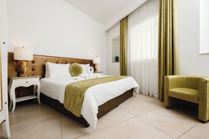 Room 47 of 77