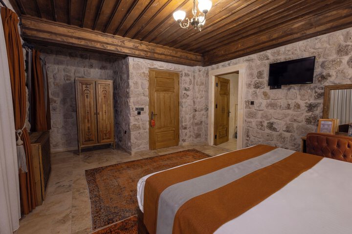 Room 7 of 90