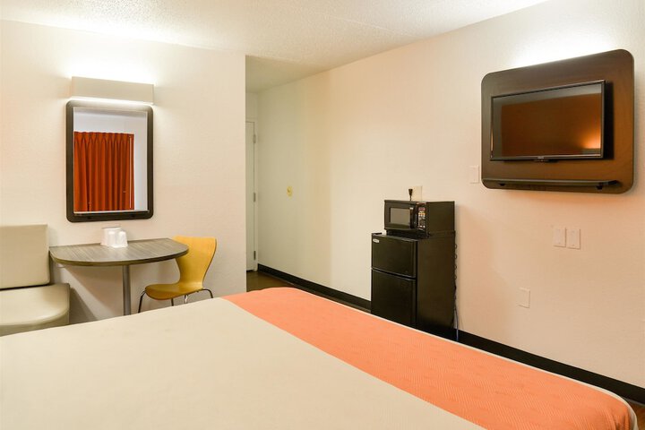 1 King Bed Micfridge (7 of 13)