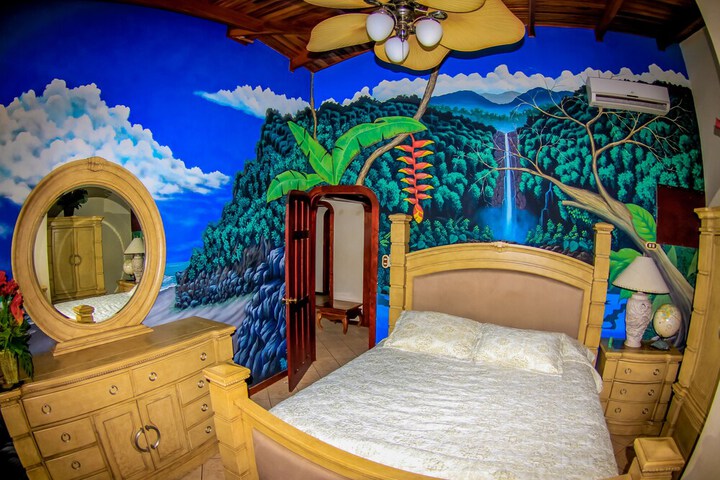 Room 4 of 95