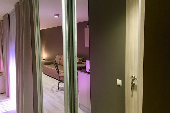 Room 4 of 33