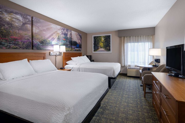 1 Queen Bed (12 of 19)