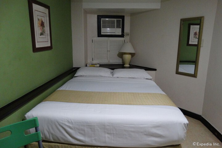 Room 10 of 28