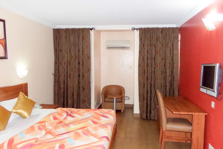 Room 13 of 33