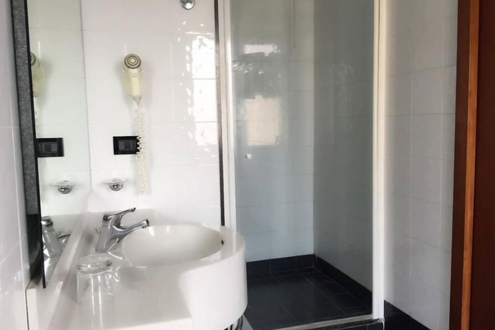 Room 6 of 15