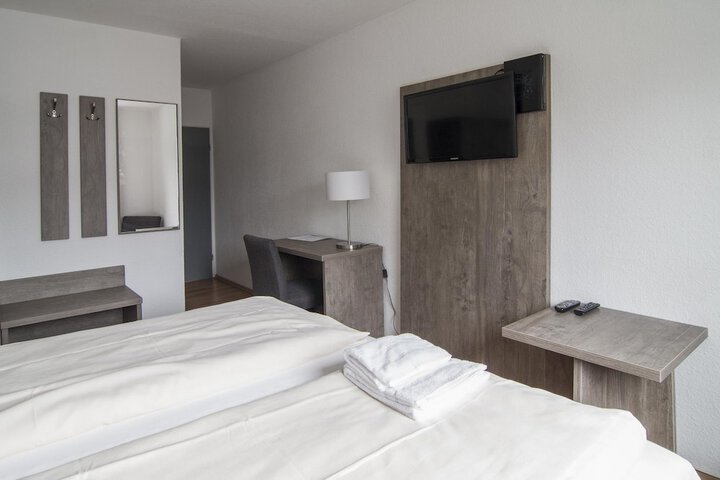 Room 7 of 33