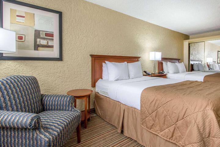 2 Queen Beds (2 of 3)