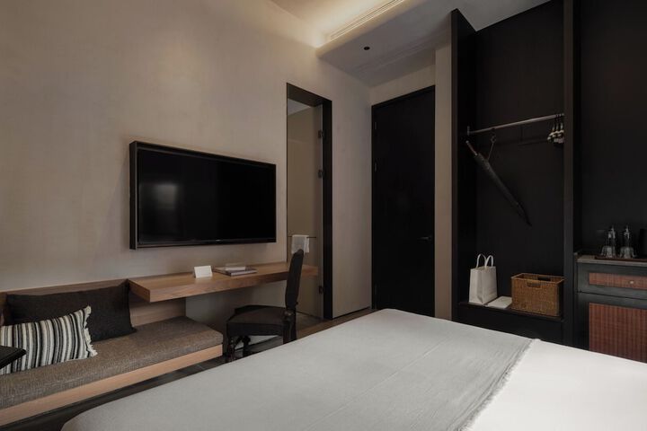 Room 44 of 100