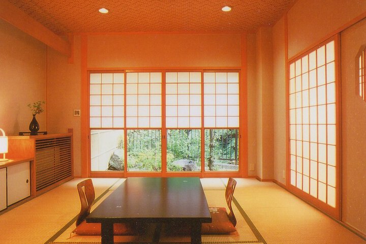 Room 8 of 82