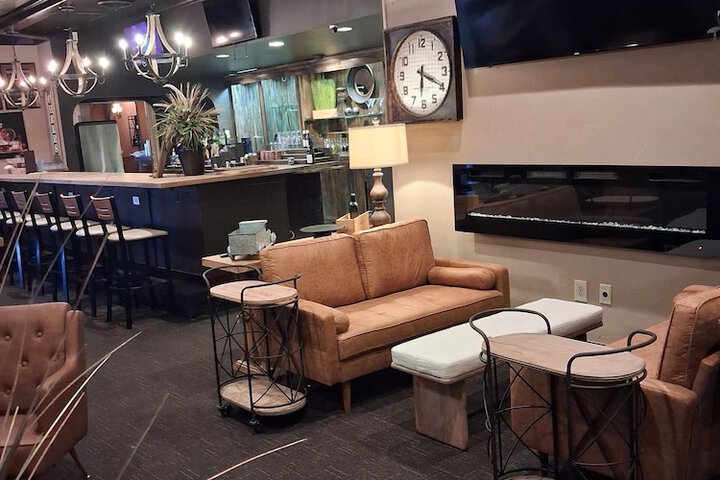 Lounge 78 of 90