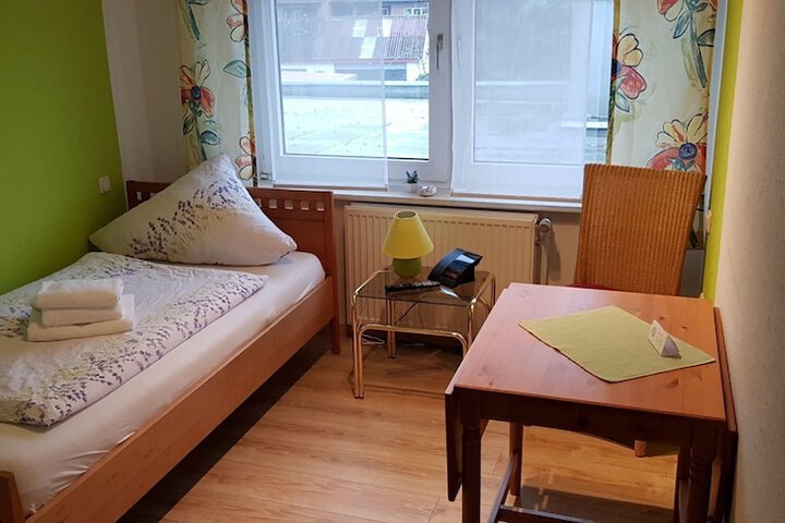 Room 6 of 10