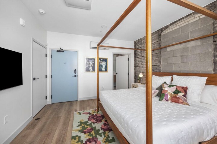 Room 10 of 22