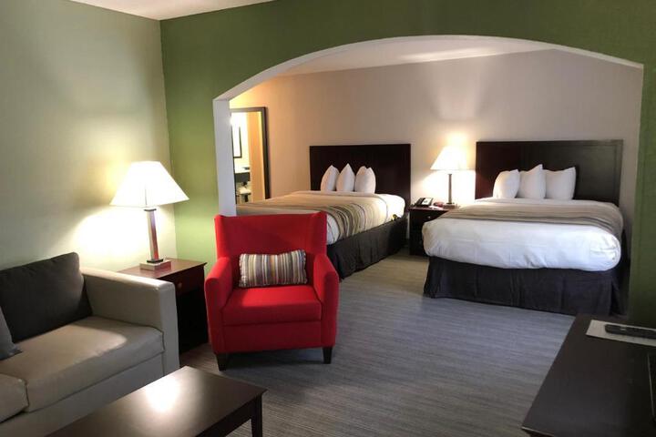 2 Queen Beds (9 of 10)
