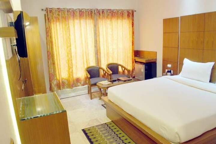 Room 8 of 12
