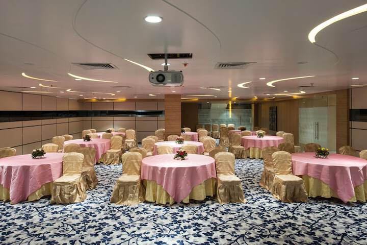 Ballroom/Hall 39 of 43