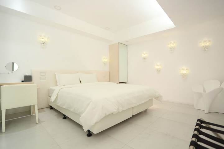 Room 32 of 74