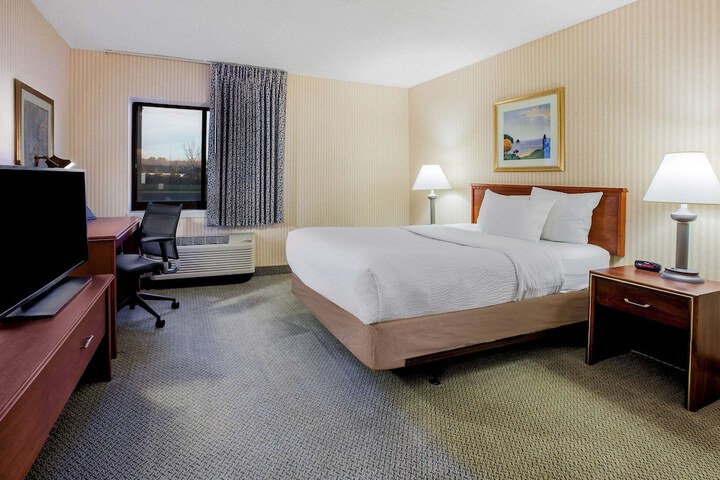 1 King Bed (4 of 11)