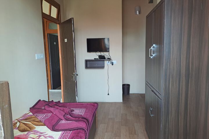 Room 7 of 12