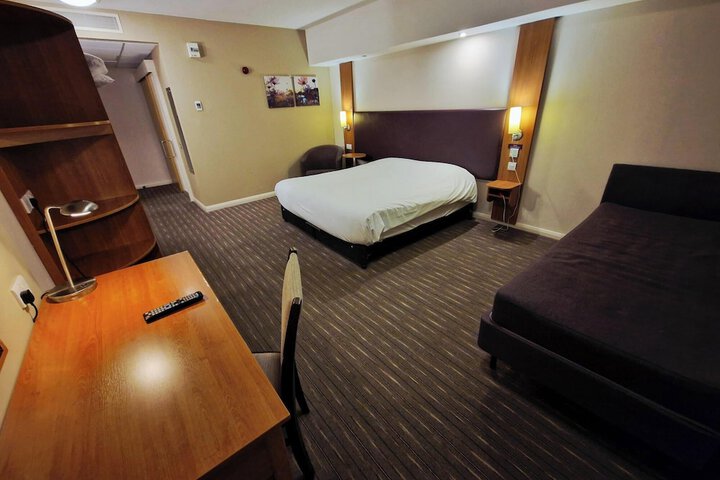 Room 8 of 16
