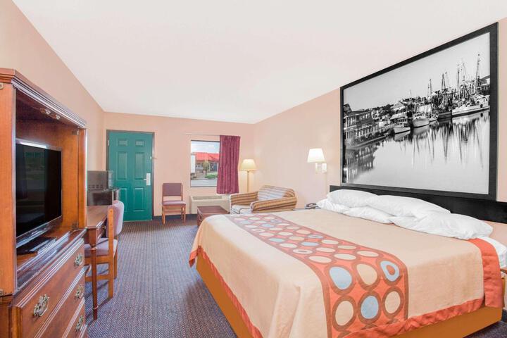 1 King Bed Deluxe Room (6 of 16)
