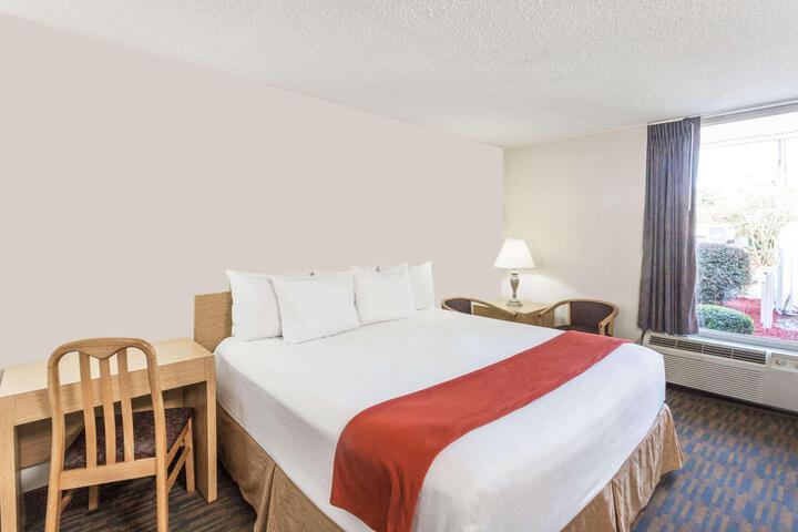 1 King Bed (5 of 5)