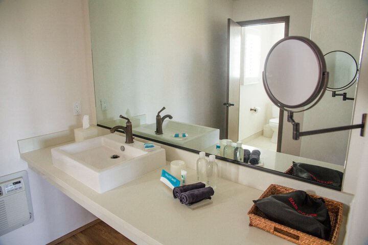 2 Queen Beds Deluxe Work Desk Work Space Refrigerator, Coffee and Tea Maker Full Breakfast (1 of 5)